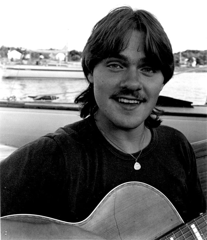 Hans Nicklasson med gitarr i båt på Koster 1984