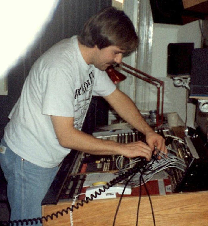 Hans Nicklasson på Studio Helikopter 1991. Ljudtekniker för ett band som spelade in en demo.