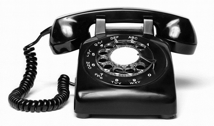 En gammal fast telefon.