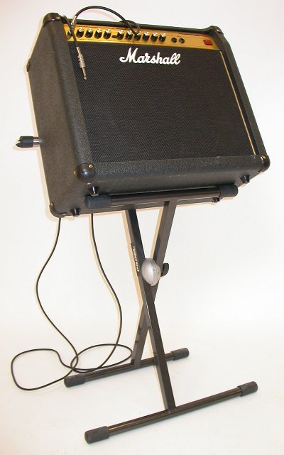 Gitarrförstärkare på stativ. Gitarrförstärkare på stativ.
