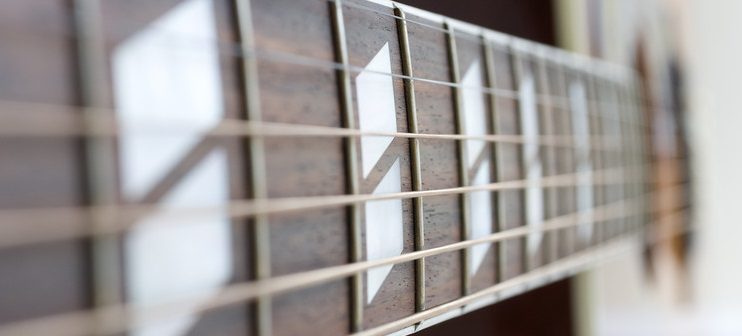 Elgitarrens hals och strängar