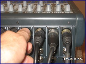 1.13 ... till mic in på mixerbordet. Lajnar du via linebox ska du alltså gå in på mic in och inte line in.