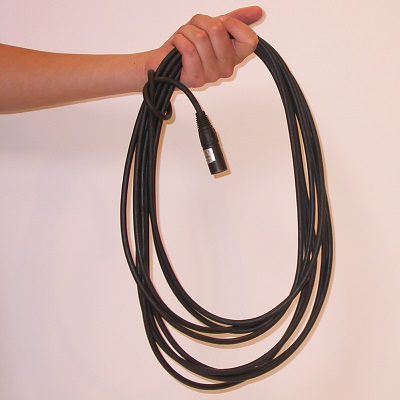 Signalkabel med XLR-kontakter. Även kallad XLR-kabel eller mikrofonkabel.